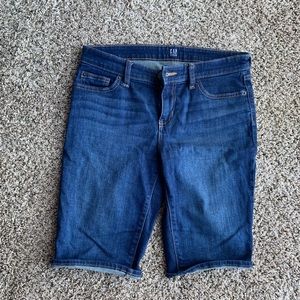 Gap Women’s Bermuda shorts. Size 26. Dark wash